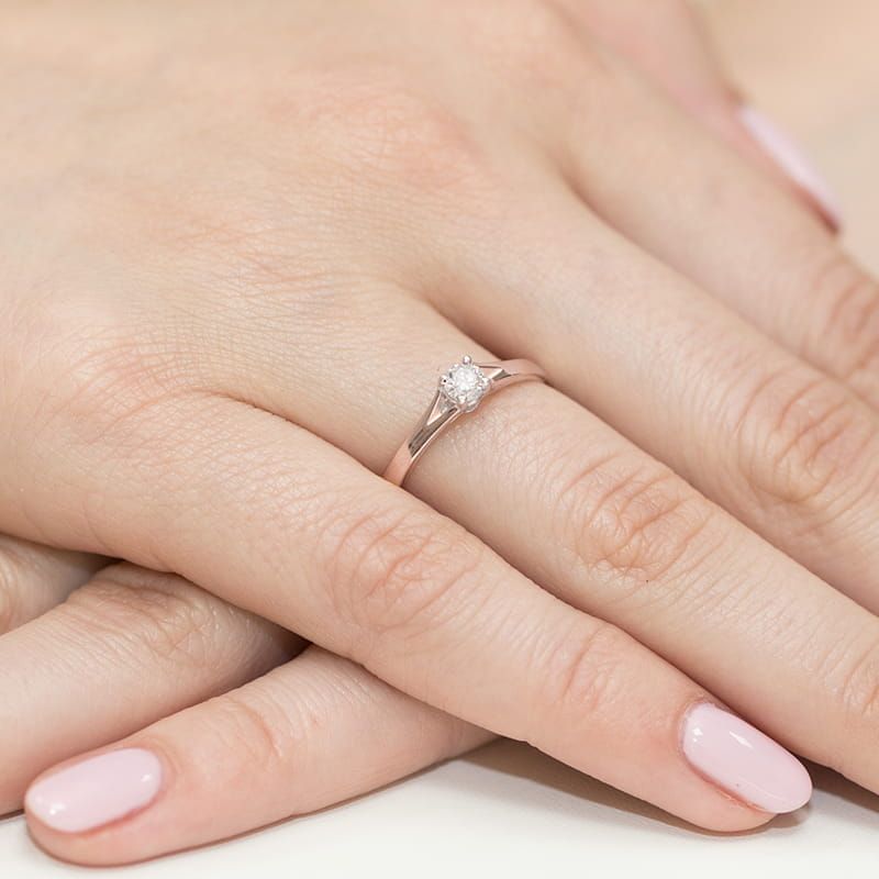 Pierścionek z diamentem laboratoryjnym 0,20 ct, różowe złoto 585, zdjęcie na dłoni