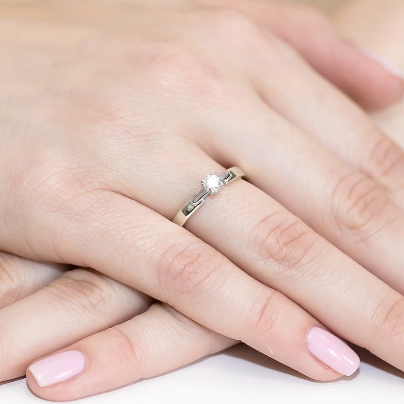 Pierścionek z diamentem laboratoryjnym 0,20 ct, białe złoto 585, zdjęcie na dłoni
