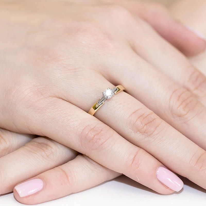 Pierścionek z diamentem laboratoryjnym 0,20 ct, żółte złoto 585, zdjęcie na dłoni
