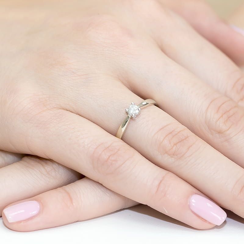 Pierścionek z diamentem laboratoryjnym 0,20 ct, białe złoto 585, zdjęcie na dłoni