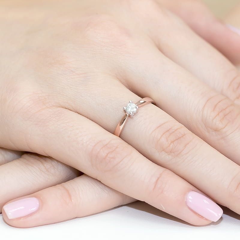 Pierścionek zaręczynowy z brylantem 0,20 ct, różowe złoto 585, zdjęcie na dłoni
