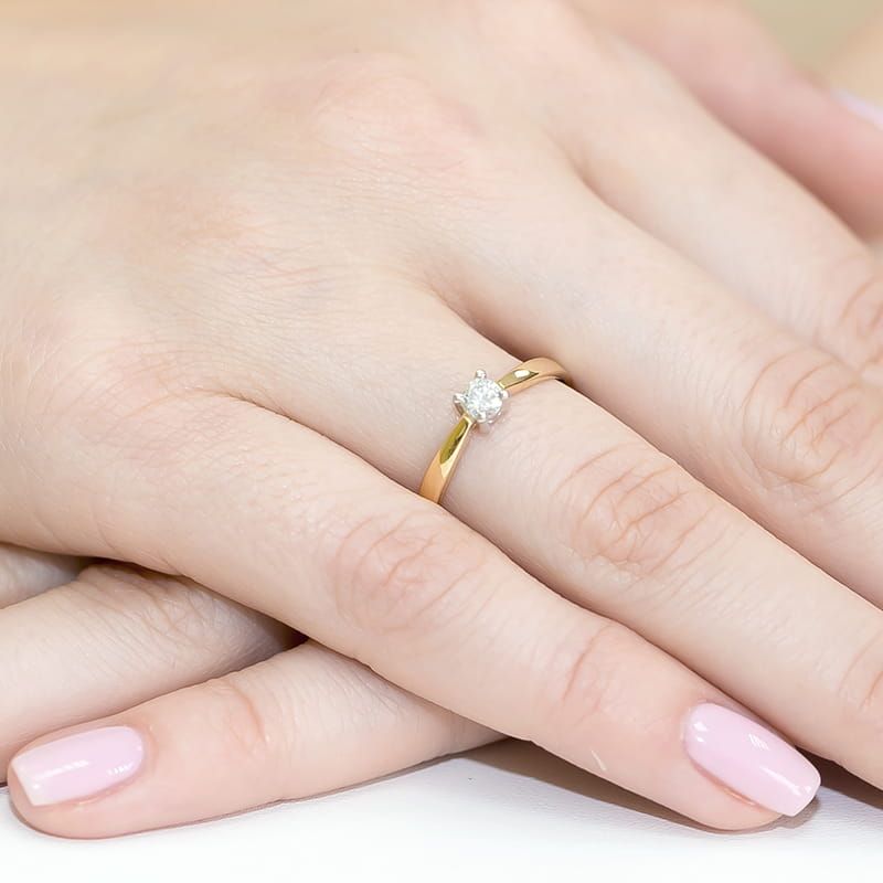 Pierścionek z diamentem laboratoryjnym 0,20 ct, żółte złoto 585, zdjęcie na dłoni