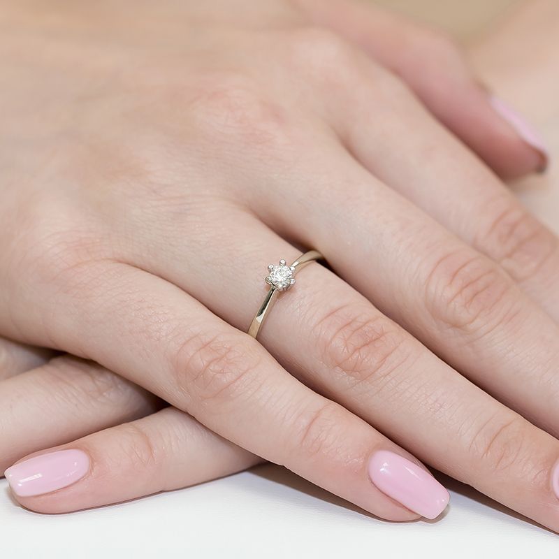 Pierścionek z diamentem laboratoryjnym 0,15 ct, białe złoto 585, zdjęcie na dłoni