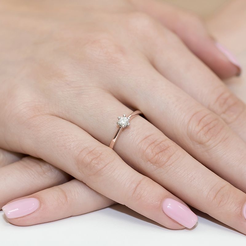 Pierścionek z diamentem laboratoryjnym 0,15 ct, różowe złoto 585, zdjęcie na dłoni
