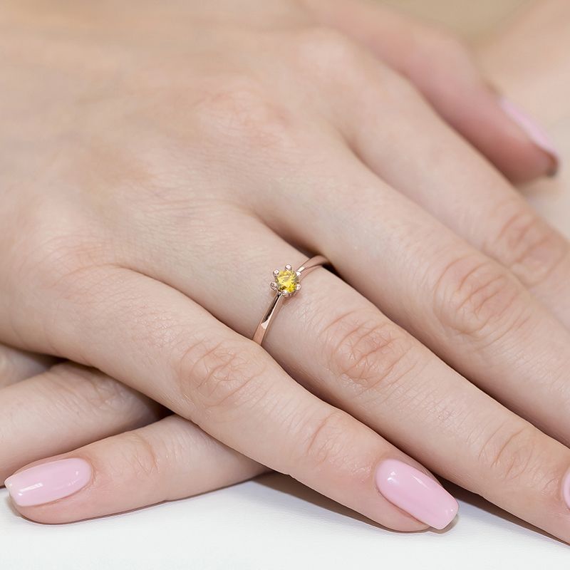 Pierścionek z żółtym diamentem laboratoryjnym 0,15 ct, różowe złoto 585, zdjęcie na dłoni