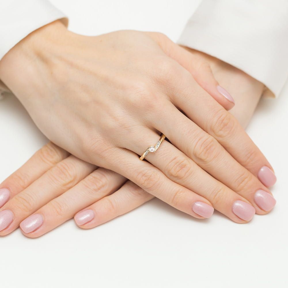 Pierścionek z brylantami 0,14 ct, żółte złoto 585, zdjęcie na dłoni