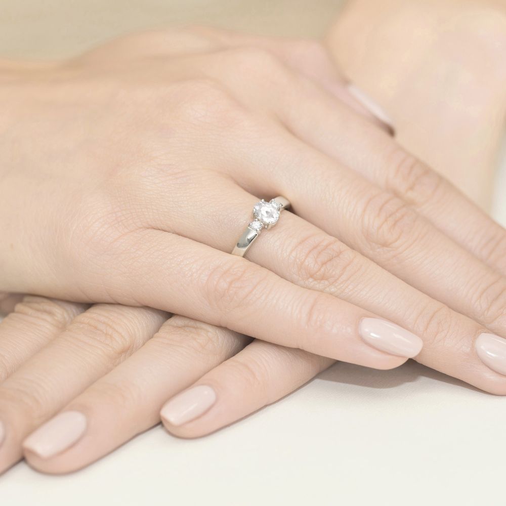 Pierścionek z diamentem laboratoryjnym 0,48 ct, białe złoto 585, zdjęcie na dłoni
