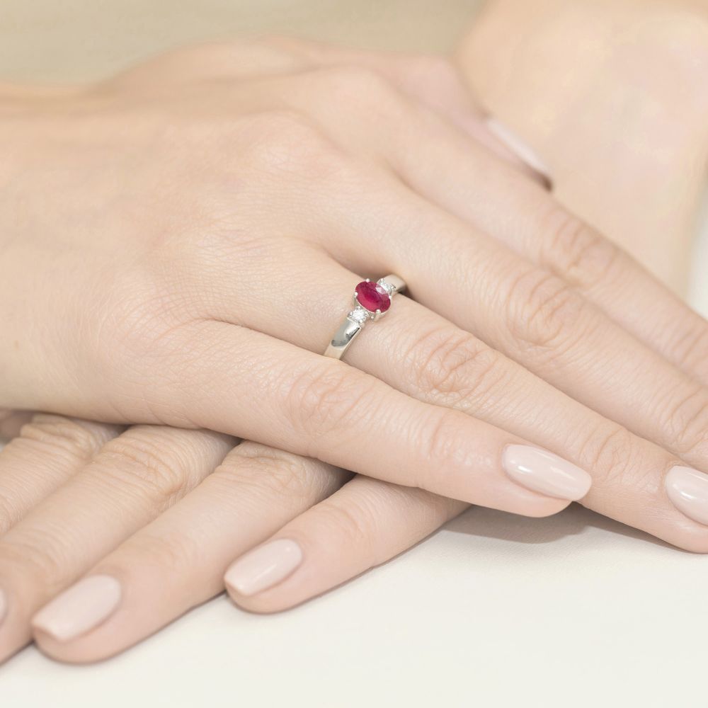 Pierścionek z rubinem 0,60 ct i brylantami, białe złoto 585, zdjęcie na dłoni