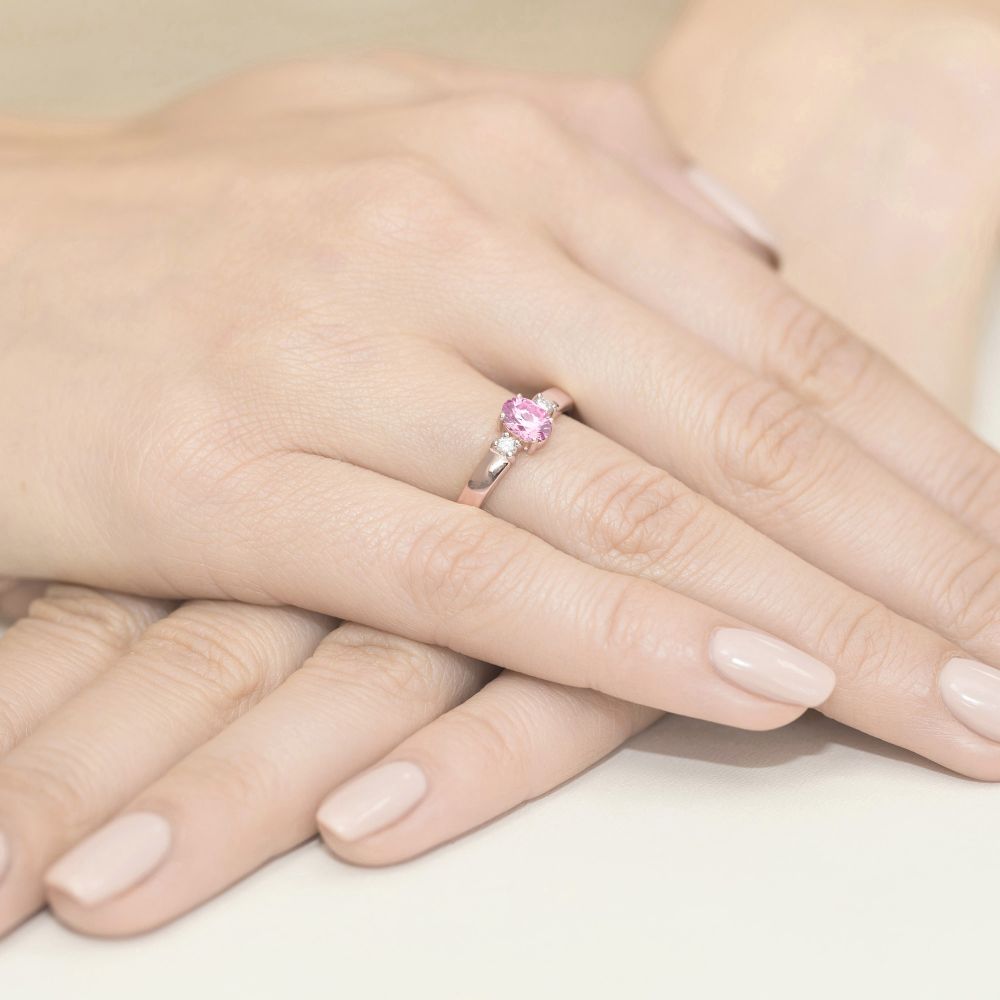 Pierścionek z różowym szafirem 0,45 ct i brylantami, różowe złoto 585, zdjęcie na dłoni