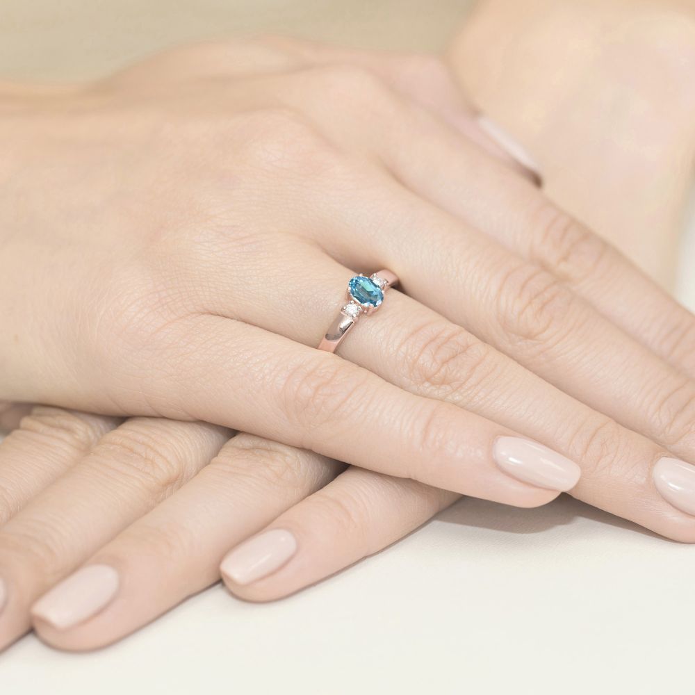 Pierścionek z topazem Swiss Blue 0,50 ct i brylantami, różowe złoto 585, zdjęcie na dłoni
