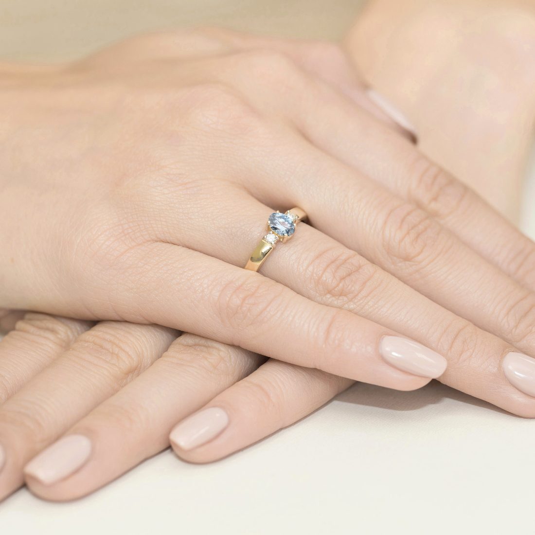 Pierścionek z niebieskim diamentem laboratoryjnym 0,58 ct, żółte złoto 585, zdjęcie na dłoni