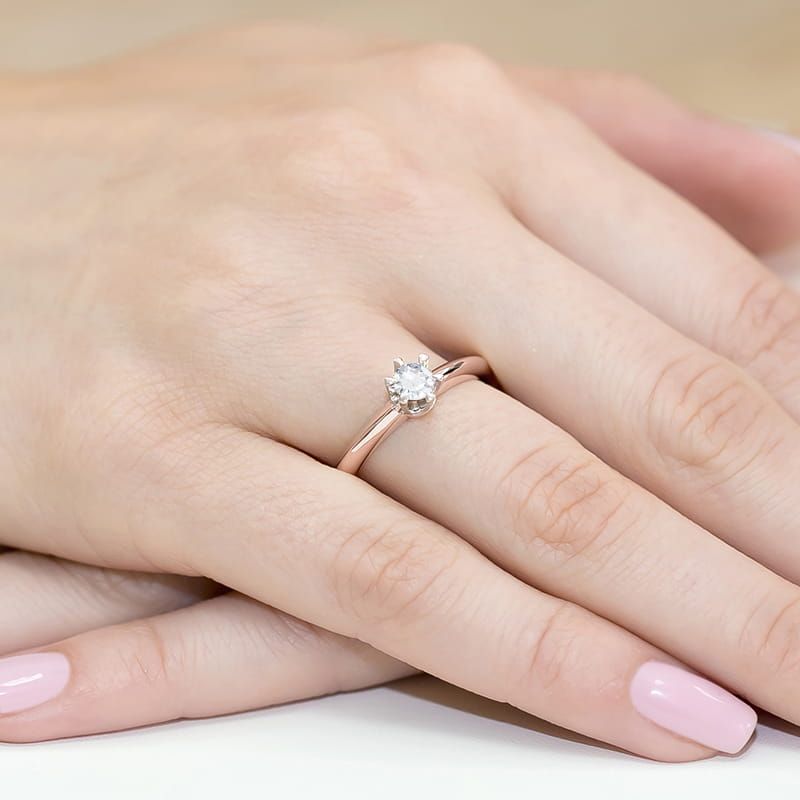 Pierścionek zaręczynowy z brylantem 0,30 ct, różowe złoto 585, zdjęcie na dłoni