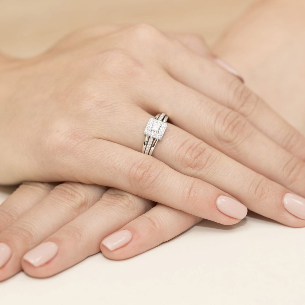 Pierścionek z diamentem laboratoryjnym 0,29 ct, białe złoto 585, zdjęcie na dłoni