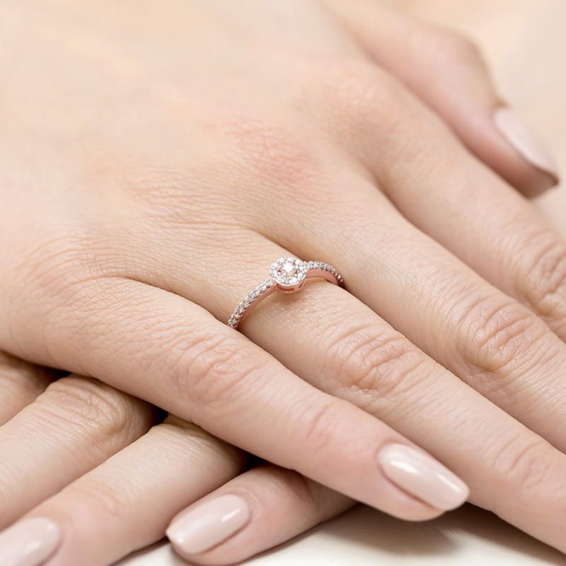Pierścionek z brylantami 0,19 ct, różowe złoto 585, zdjęcie na dłoni