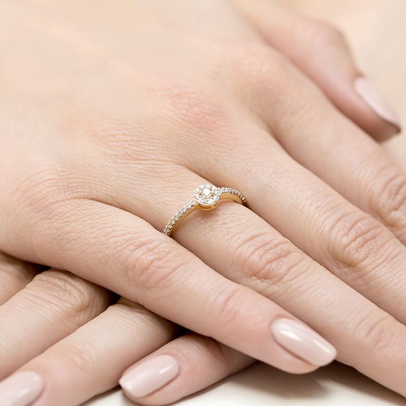 Pierścionek z brylantami 0,19 ct, żółte złoto 585, zdjęcie na dłoni