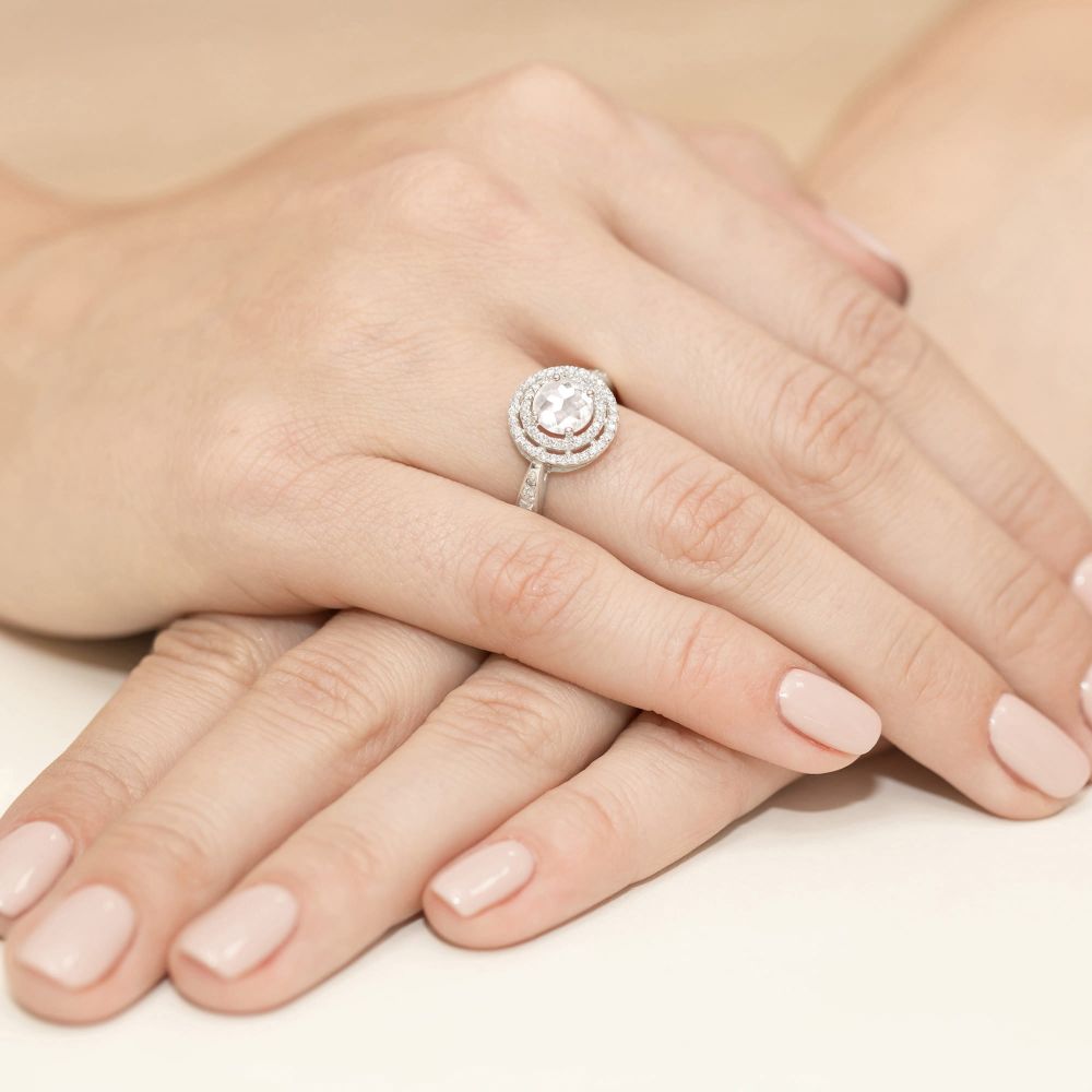 Pierścionek z diamentem laboratoryjnym 1,12 ct, białe złoto 585, zdjęcie na dłoni