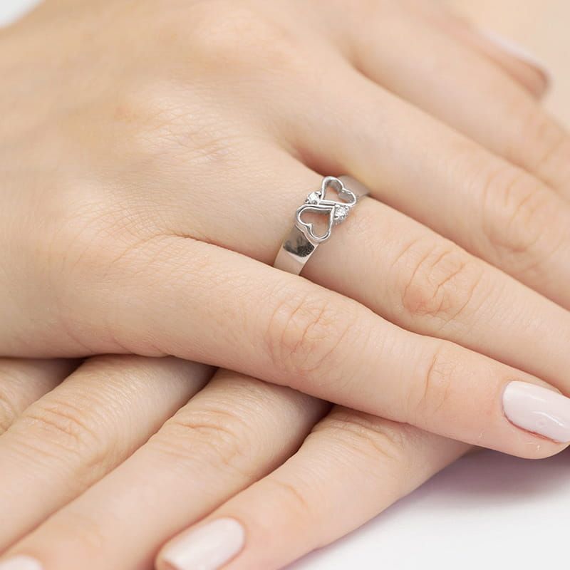 Pierścionek z brylantami 0,04 ct, białe złoto 585, zdjęcie na dłoni