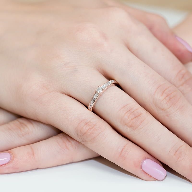 Pierścionek z brylantami 0,13 ct, różowe złoto 585, zdjęcie na dłoni