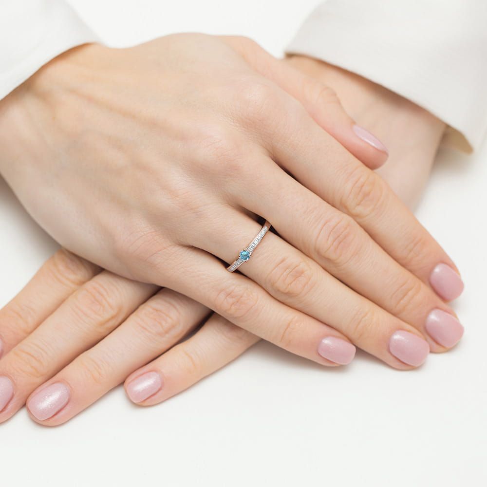 Pierścionek z topazem Swiss Blue 0,15 ct i brylantami, różowe złoto 585, zdjęcie na dłoni