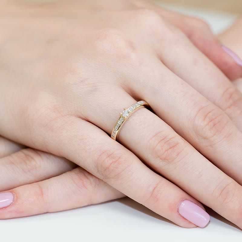 Pierścionek z brylantami 0,13 ct, żółte złoto 585, zdjęcie na dłoni