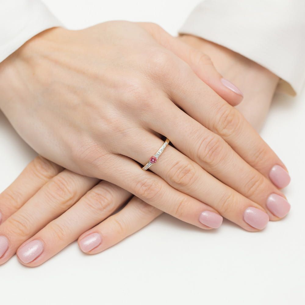 Pierścionek z różowym topazem 0,15 ct i brylantami, żółte złoto 585, zdjęcie na dłoni