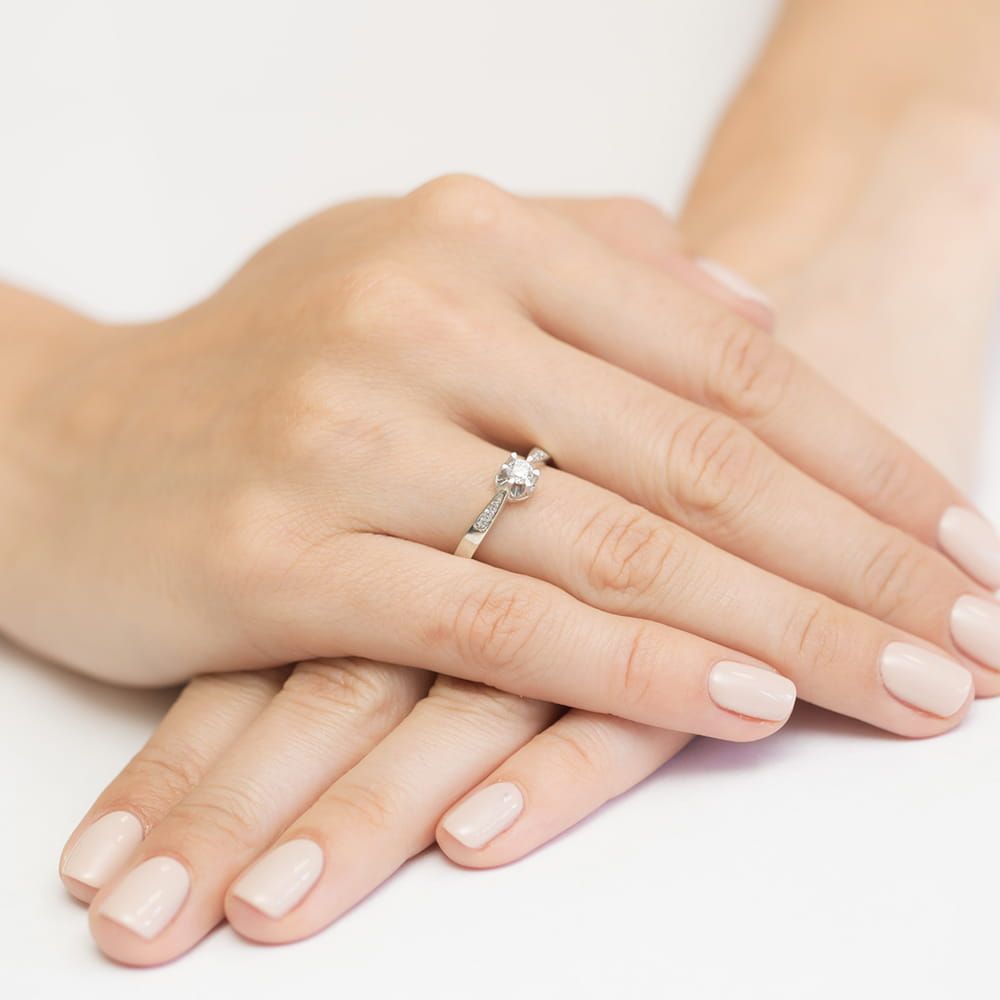 Pierścionek z brylantami 0,28 ct, białe złoto 585, zdjęcie na dłoni