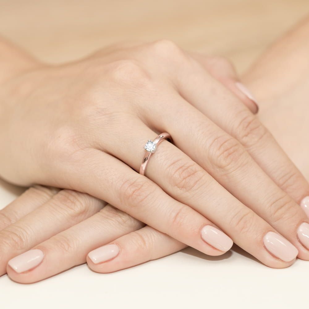 Pierścionek z diamentem laboratoryjnym 0,20 ct, różowe złoto 585, zdjęcie na dłoni
