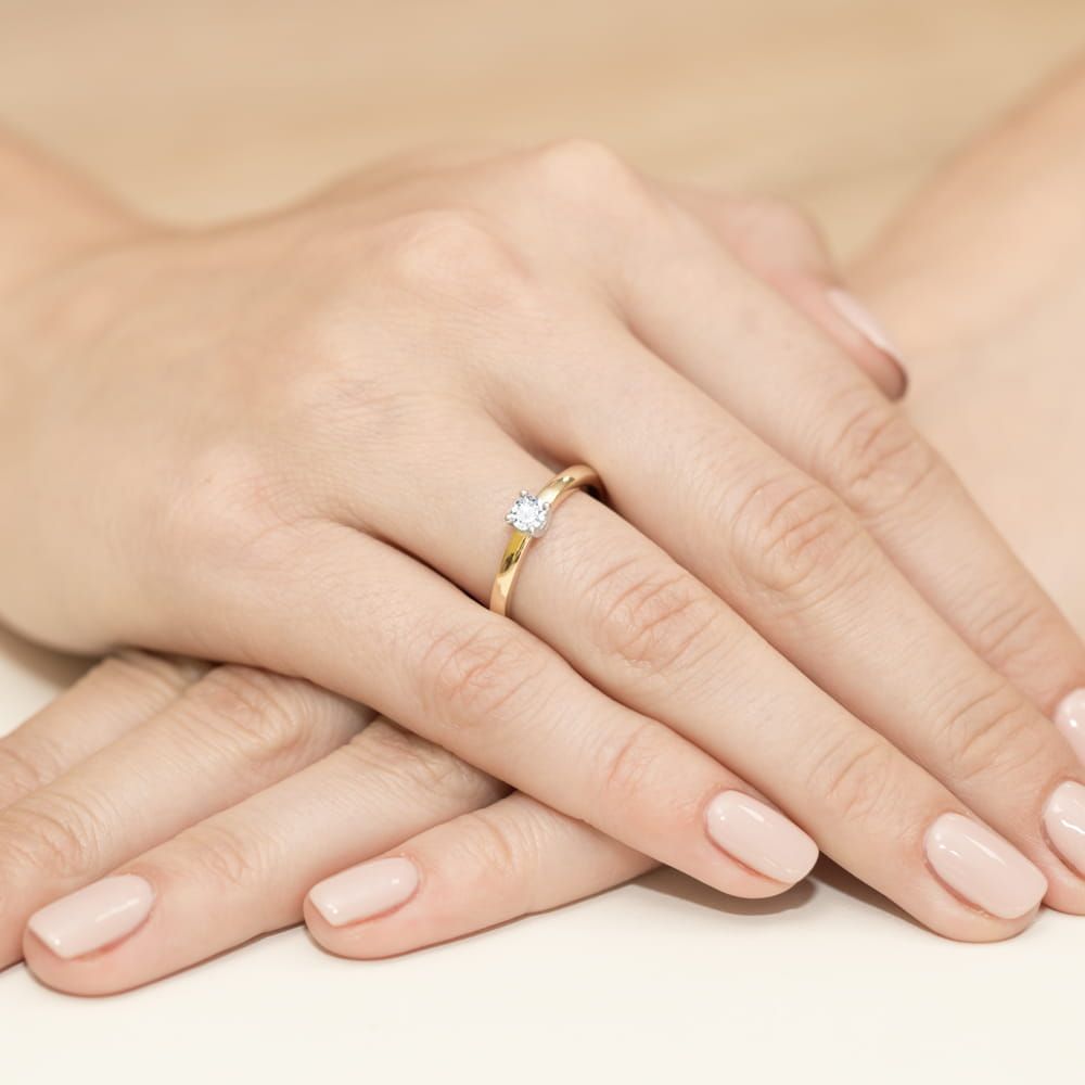 Pierścionek z diamentem laboratoryjnym 0,20 ct, żółte złoto 585, zdjęcie na dłoni