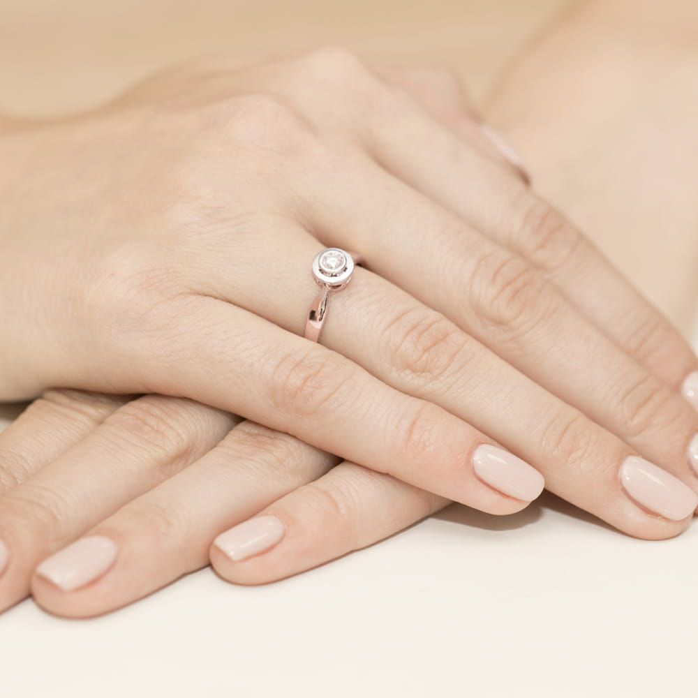 Pierścionek z diamentem laboratoryjnym 0,25 ct, różowe złoto 585, zdjęcie na dłoni