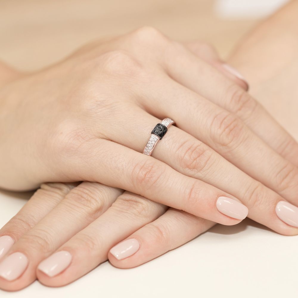 Pierścionek z brylantami i czarnymi diamentami 0,19 ct, różowe złoto 585, zdjęcie na dłoni
