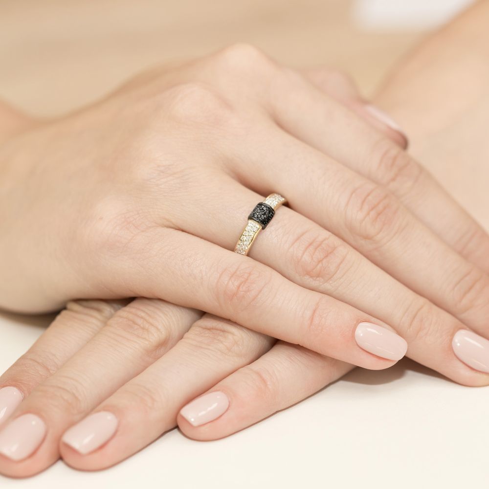 Pierścionek z brylantami i czarnymi diamentami 0,19 ct, żółte złoto 585, zdjęcie na dłoni