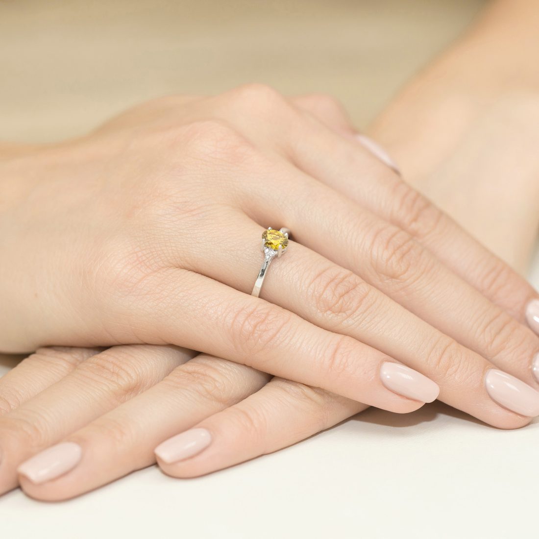 Pierścionek z żółtym diamentem laboratoryjnym 0,55 ct, białe złoto 585, zdjęcie na dłoni