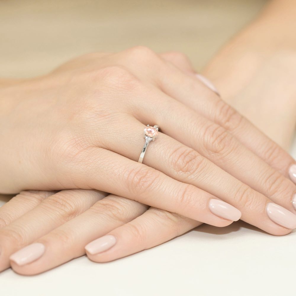 Pierścionek z morganitem 0,40 ct i brylantami, białe złoto 585, zdjęcie na dłoni