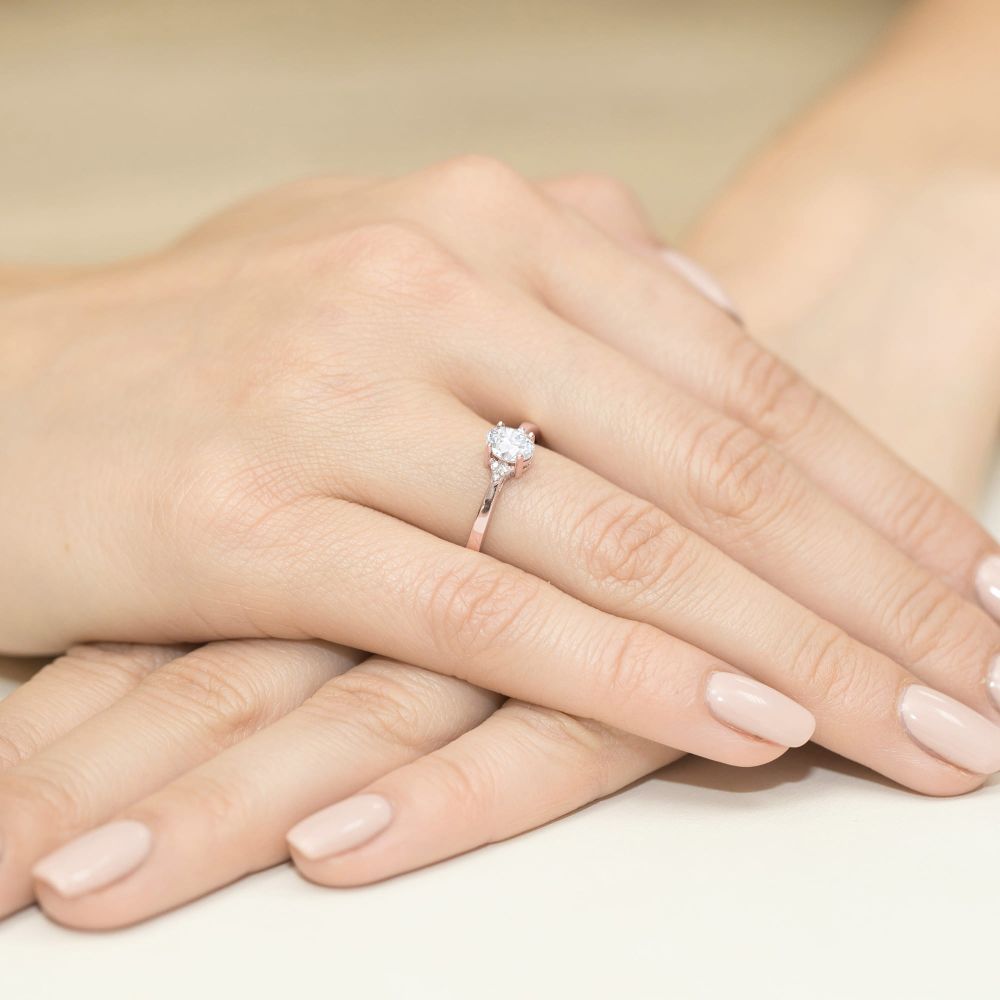 Pierścionek z diamentem laboratoryjnym 0,45 ct, różowe złoto 585, zdjęcie na dłoni
