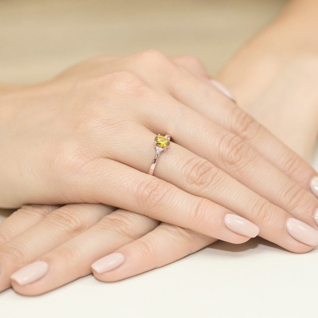 Pierścionek z żółtym diamentem laboratoryjnym 0,55 ct, różowe złoto 585, zdjęcie na dłoni