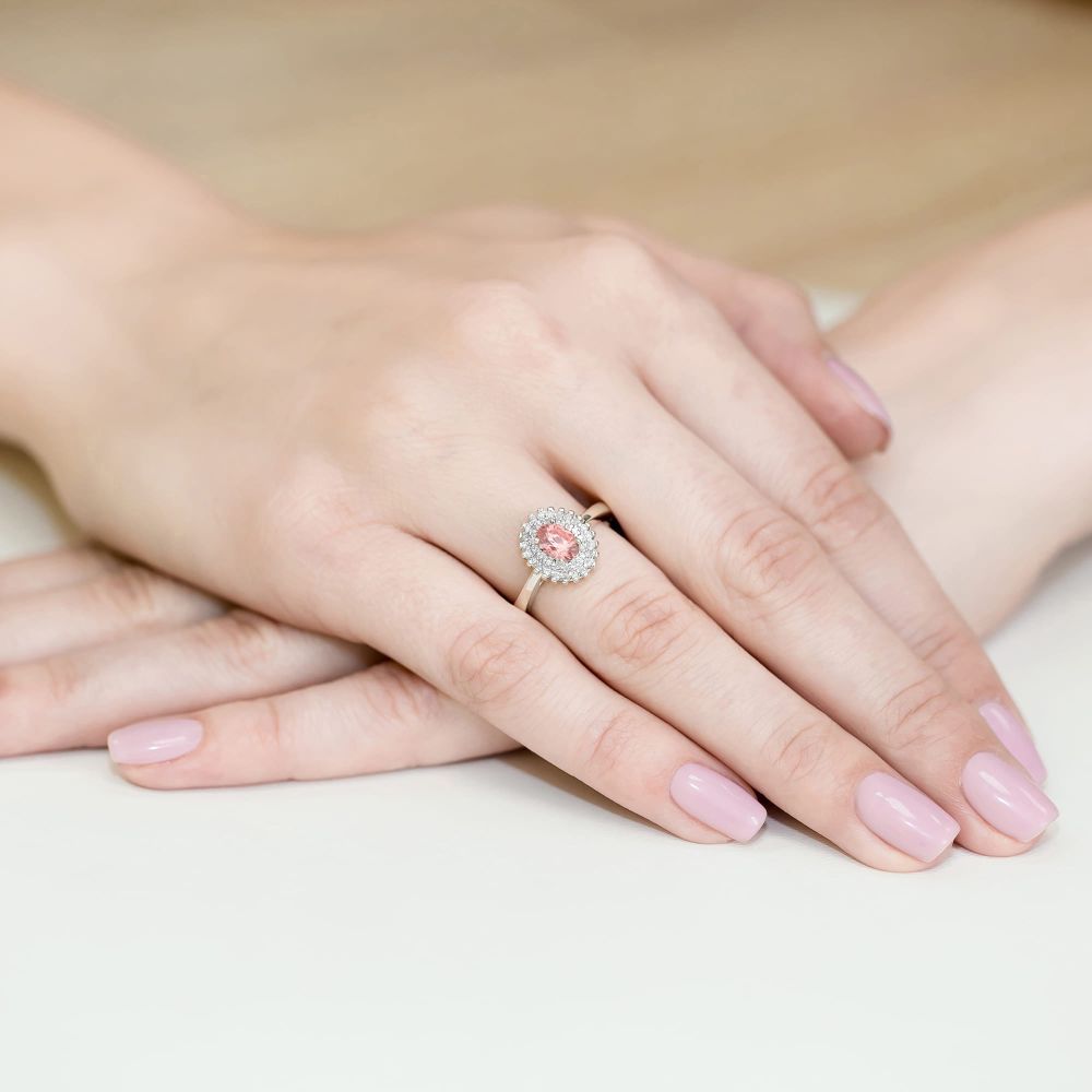 Pierścionek z różowym diamentem laboratoryjnym 0,70 ct, białe złoto 585, zdjęcie na dłoni