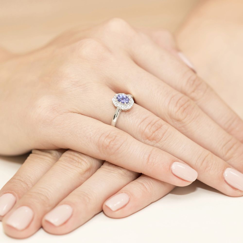 Pierścionek z tanzanitem 0,40 ct i brylantami, białe złoto 585, zdjęcie na dłoni