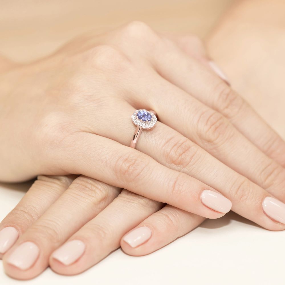 Pierścionek z tanzanitem 0,40 ct i brylantami, różowe złoto 585, zdjęcie na dłoni