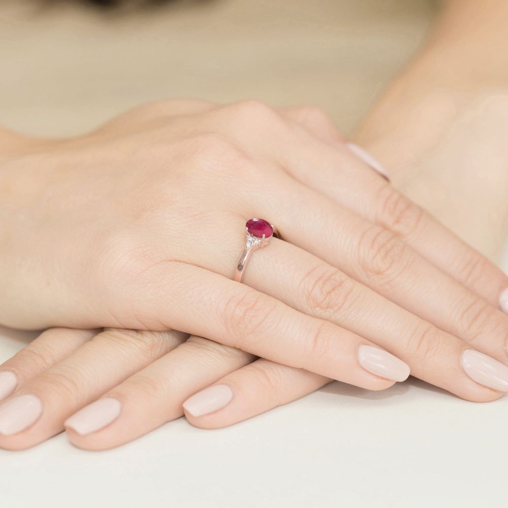 Pierścionek z rubinem 1,00 ct i brylantami, różowe złoto 585, zdjęcie na dłoni