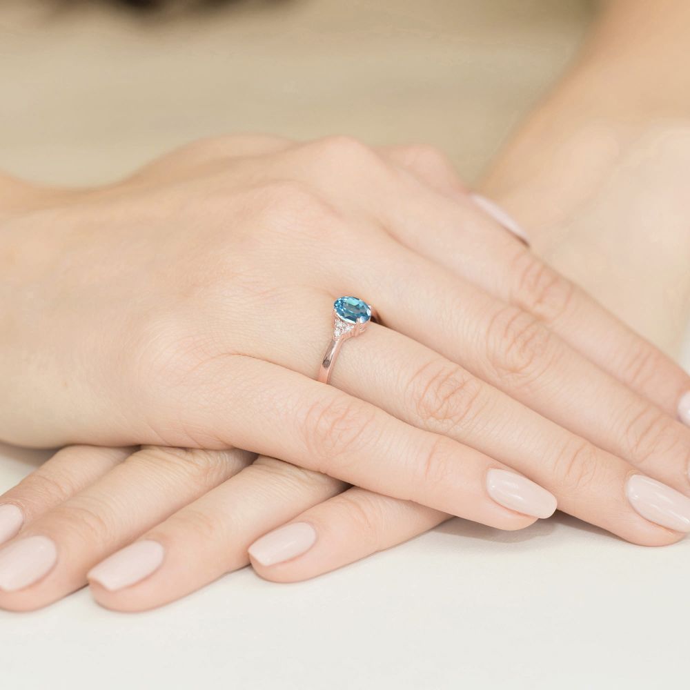 Pierścionek z topazem Swiss Blue 0,90 ct i brylantami, różowe złoto 585, zdjęcie na dłoni