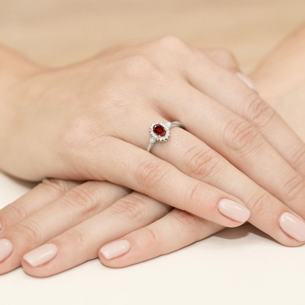 Pierścionek z granatem 0,50 ct i brylantami, białe złoto 585, zdjęcie na dłoni