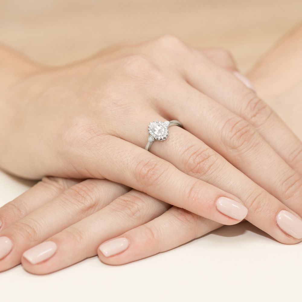 Pierścionek z diamentem laboratoryjnym 0,50 ct, białe złoto 585, zdjęcie na dłoni