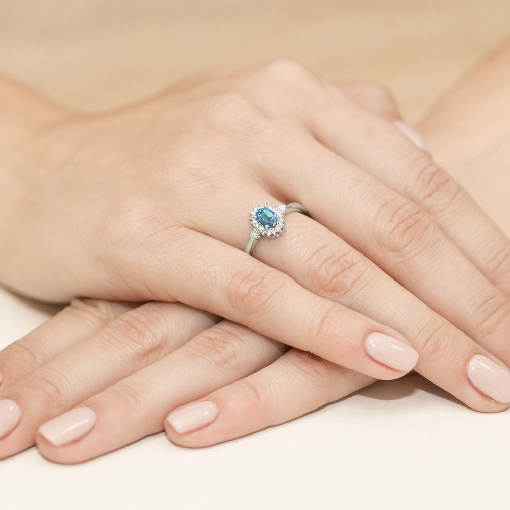 Pierścionek z topazem Swiss Blue 0,50 ct i brylantami, białe złoto 585, zdjęcie na dłoni