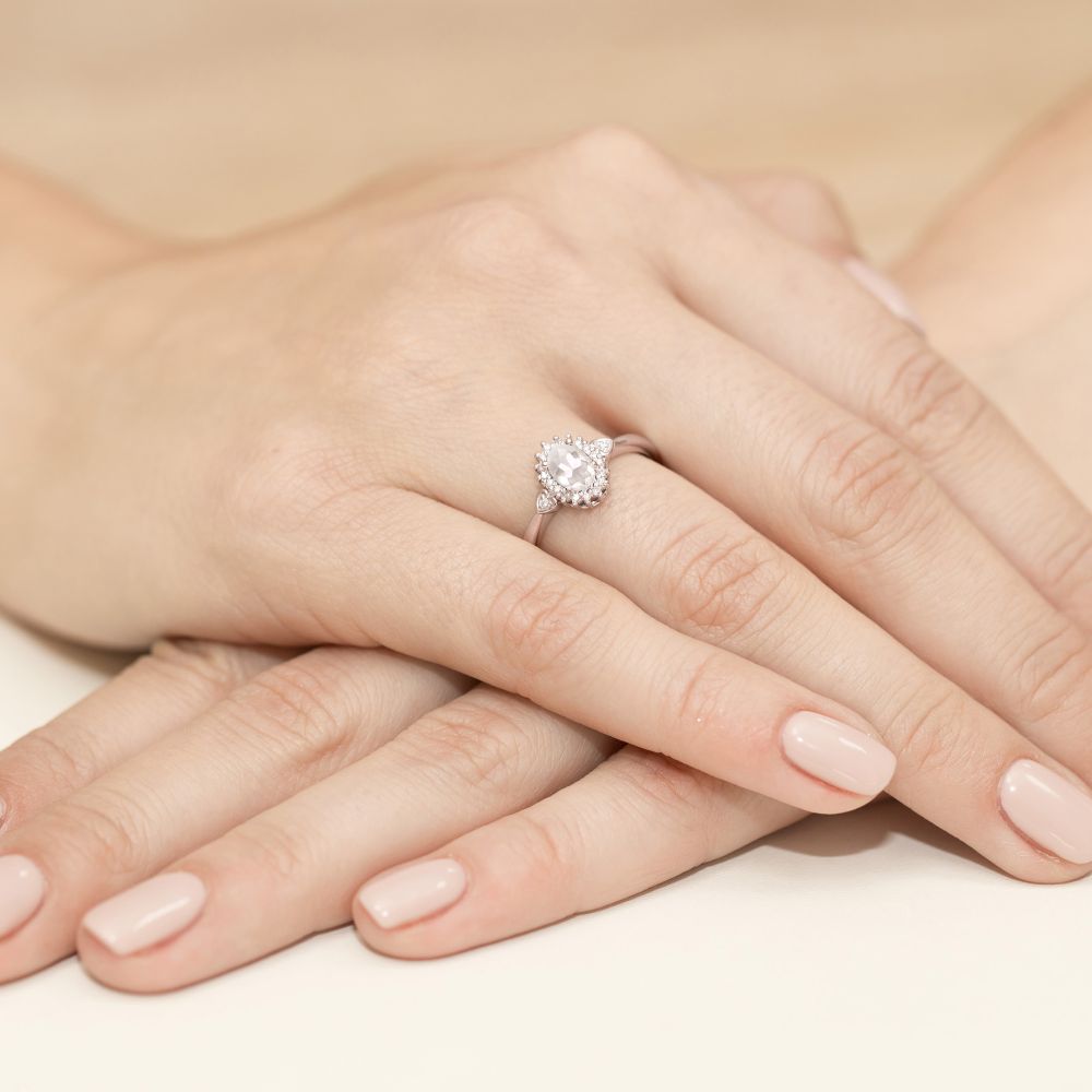 Pierścionek z diamentem laboratoryjnym 0,50 ct, różowe złoto 585, zdjęcie na dłoni