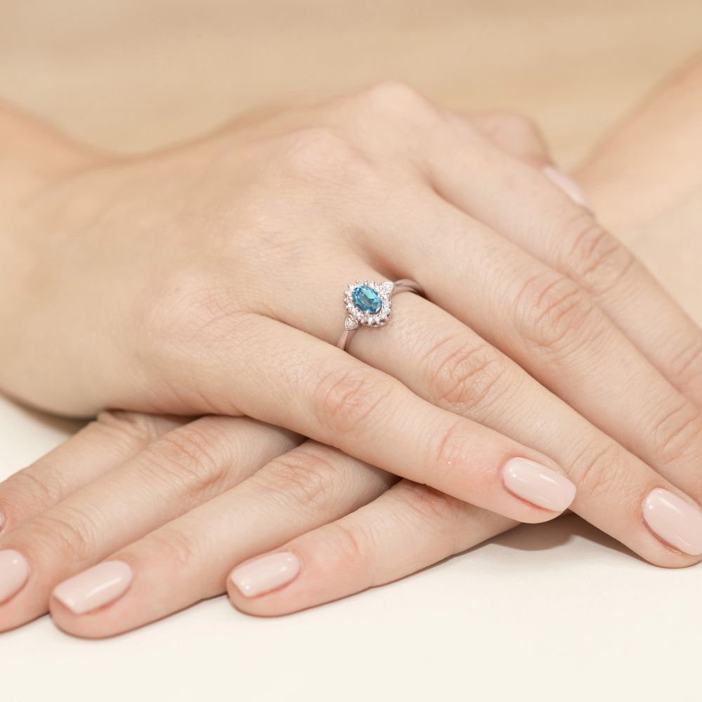 Pierścionek z topazem Swiss Blue 0,50 ct i brylantami, różowe złoto 585, zdjęcie na dłoni