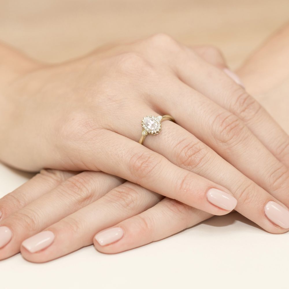 Pierścionek z diamentem laboratoryjnym 0,50 ct, żółte złoto 585, zdjęcie na dłoni