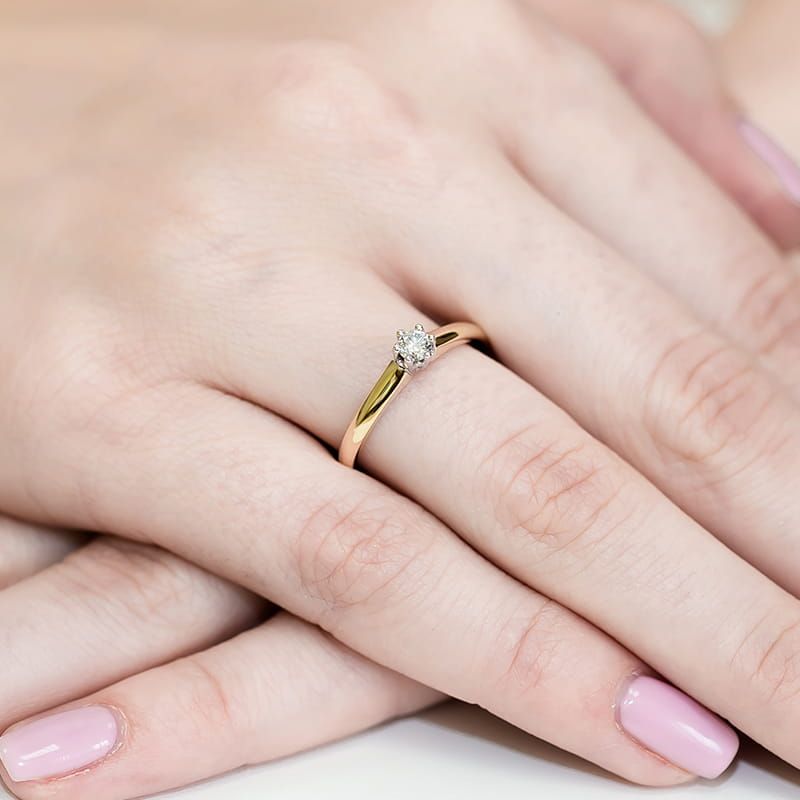 Pierścionek zaręczynowy z brylantem 0,20 ct, żółte złoto 585, zdjęcie na dłoni