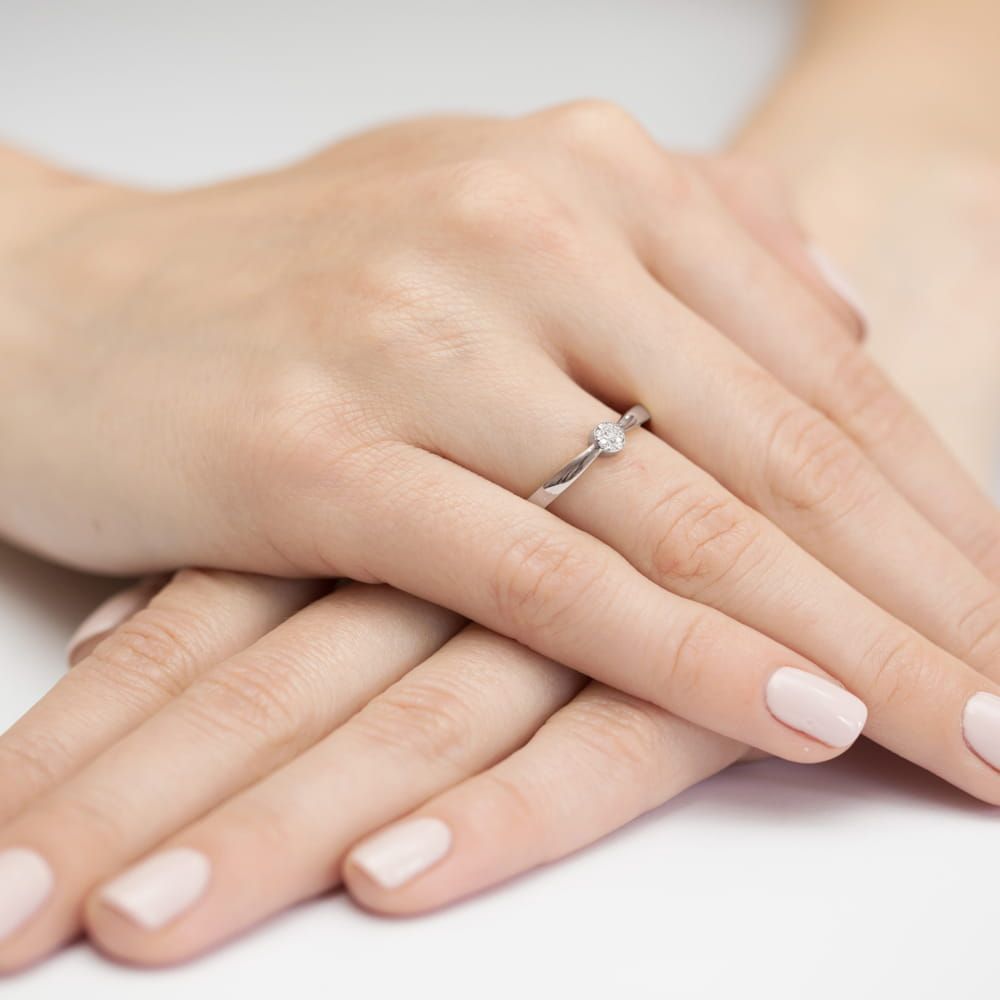 Pierścionek z brylantami 0,04 ct, białe złoto 585, zdjęcie na dłoni