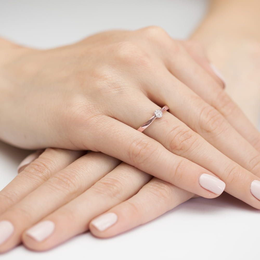 Pierścionek z brylantami 0,04 ct, różowe złoto 585, zdjęcie na dłoni