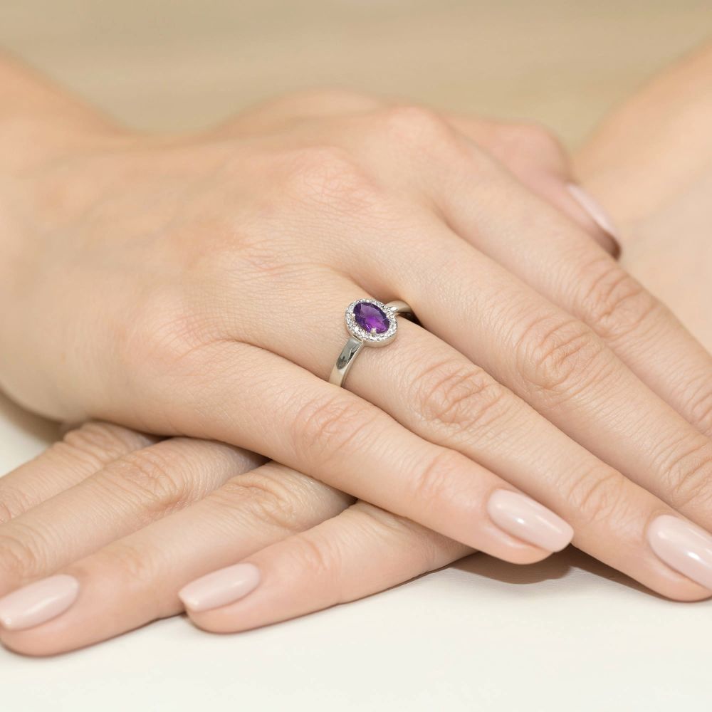 Pierścionek z ametystem 0,40 ct i brylantami, białe złoto 585, zdjęcie na dłoni